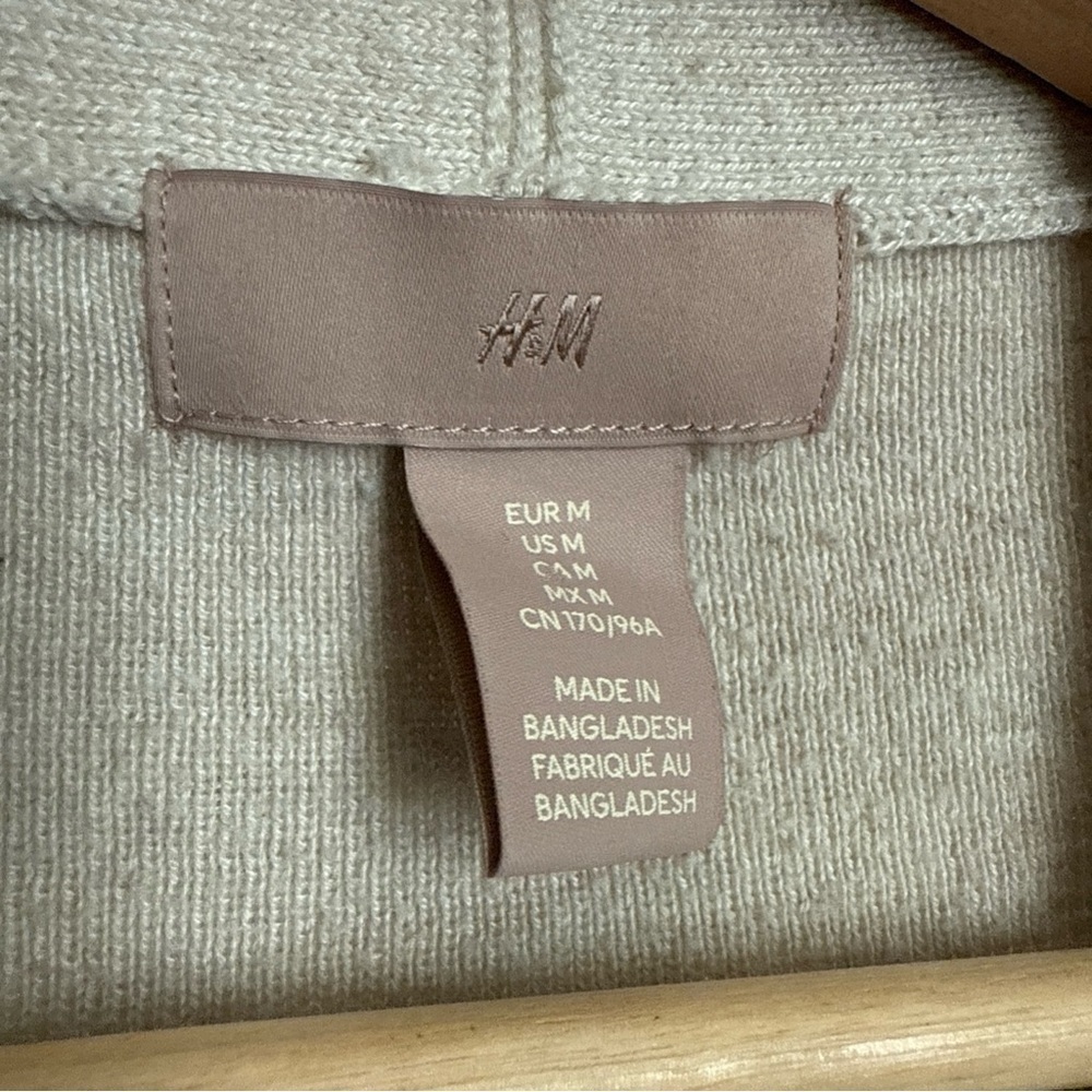 H&M Womens Cardigan Sweater Sz M Beige Big Button Chunky Knit Heavy Deep V Neck - Picture 6 of 9